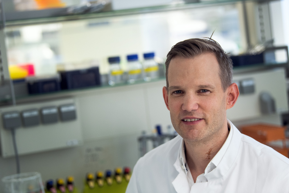 Professor Hendrik Streeck, Direktor des Instituts für Virologie an der Uniklinik in Bonn, steht in einem Labor.