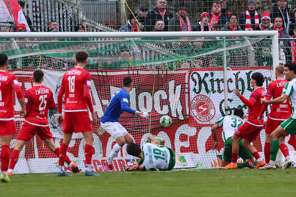Julian Weigel (#32) erzielt das 1:0 für Chemie Leipzig, stand aber nach Ansicht des Linienrichters im Abseits.