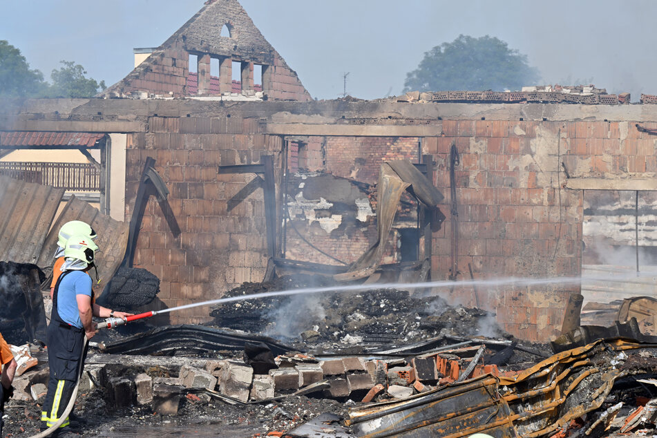 Der historische Ortskern der Gemeinde in Flammen. Einige Gebäude brannten bis auf die Grundmauern nieder.