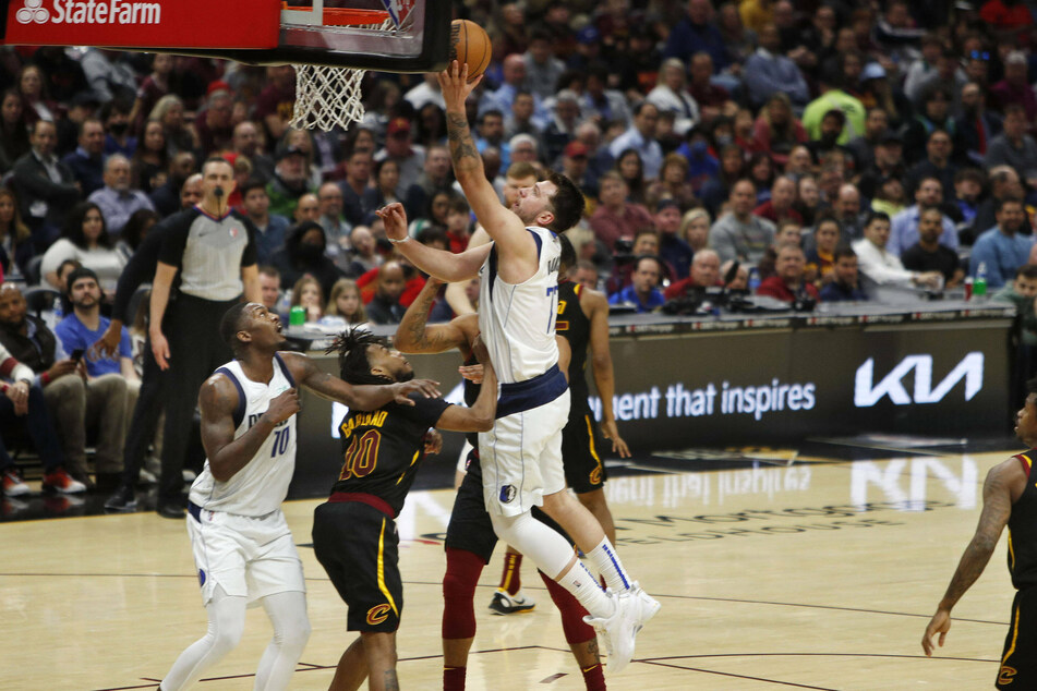 The Mavs' Luka Dončić goes up to score against the Cavs.