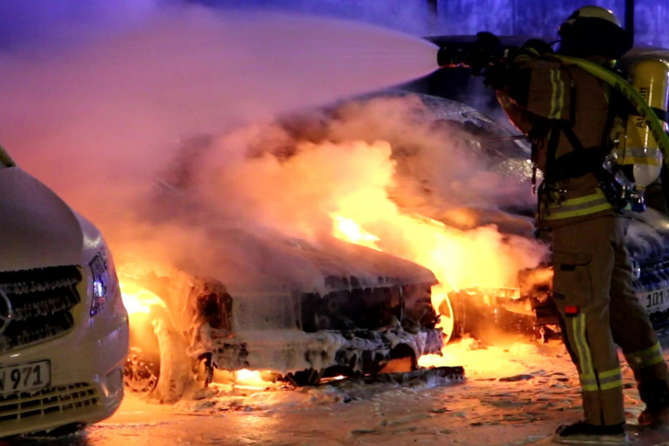 Ein Feuerwehrmann bei den Löscharbeiten.