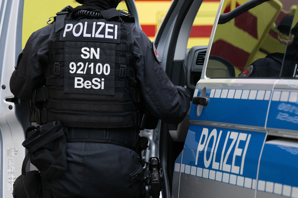 Am Wochenende rückte die Polizei Dresden mit 17 Beamten zu Kontrollen in der Dresdner Neustadt aus. (Archivbild)