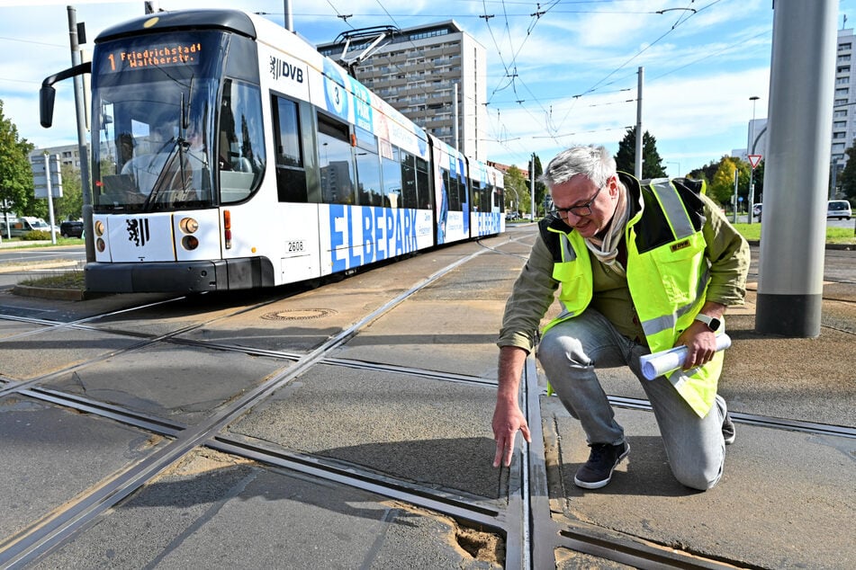DVB-Infrastrukturleiter Sandro Zimmermann (58) erklärt die anstehenden Arbeiten am Pirnaischen Platz.