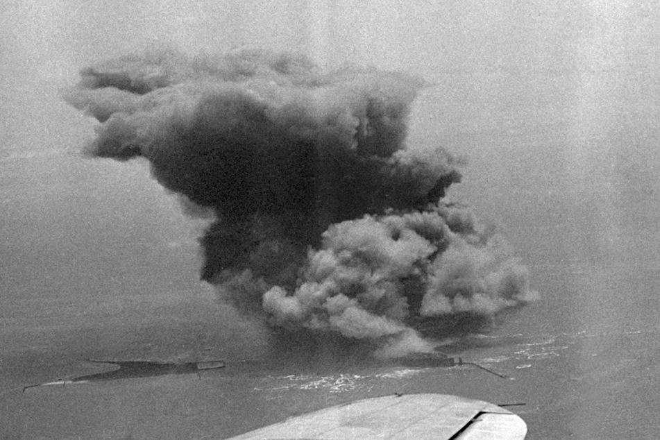 Bei der Operation "Big Bang" sprengten britische Truppen am 18. April 1947 etwa 6700 Tonnen Munition auf Helgoland in die Luft.