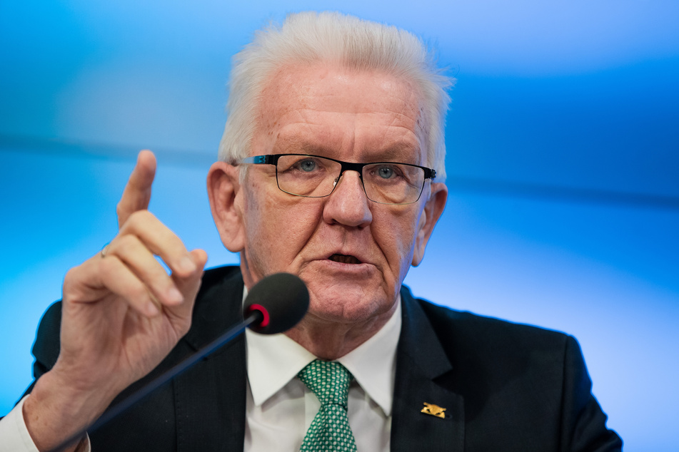 Winfried Kretschmann (72, Bündnis 90/Die Grünen), Ministerpräsident von Baden-Württemberg, spricht bei der Regierungspressekonferenz.