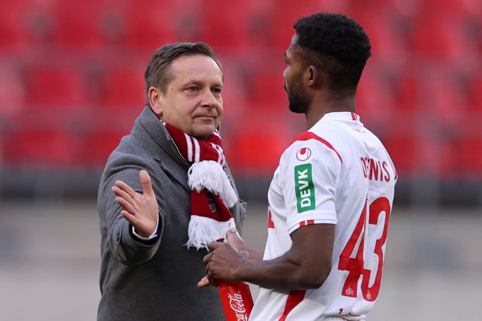 Kölns Sport-Geschäftsführer Horst Heldt (51, l.) und Kölns Stürmer Emmanuel Dennis (23).