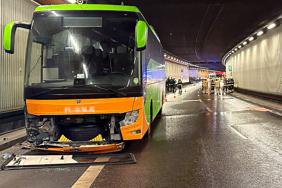 Unfall in München: Bus mit 30 Menschen an Bord kracht in Fahrbahnabtrennung