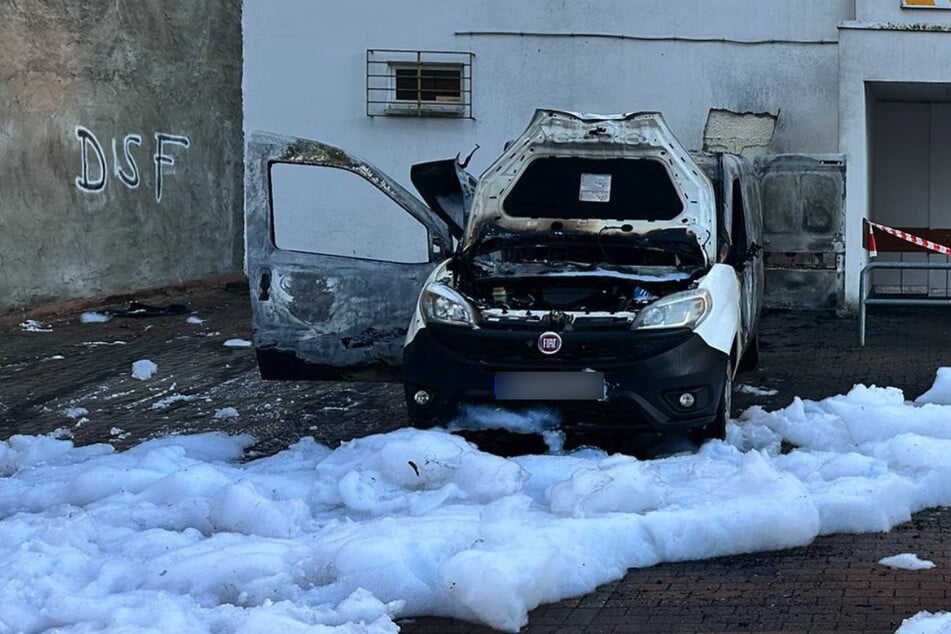 Neben dem brennenden Fahrzeug lag ein schwer verletzter Mann.