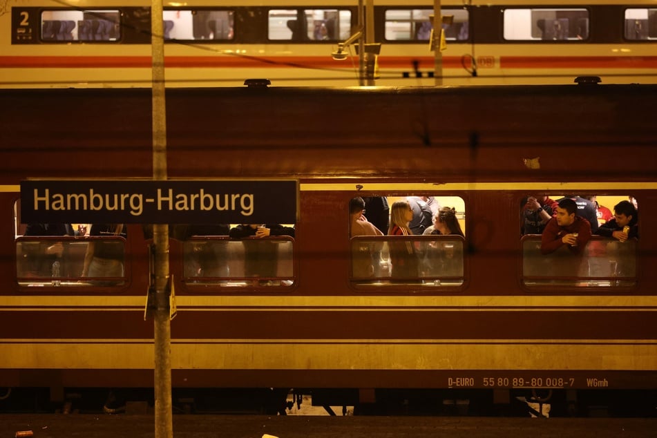Der Sonderzug mit knapp 700 Leverkusen-Fans drehte in Harburg um.