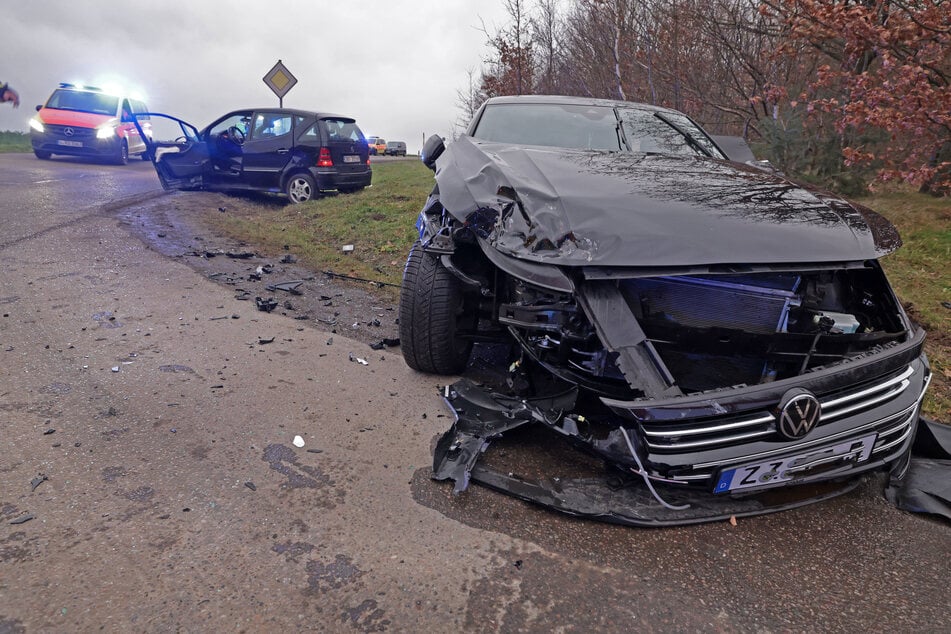 Auf der Lauenhainer Straße/Hohe Straße kollidierten am Montagnachmittag ein VW und ein Mercedes.