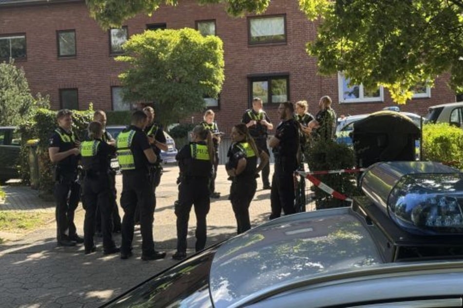 Ein Mann mit einem Messer hat am Mittwoch einen Großeinsatz der Polizei ausgelöst.
