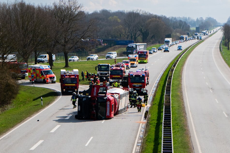 Ein zweiter Lkw kippte am Dienstagnachmittag auf der A1 in Richtung Norden um.