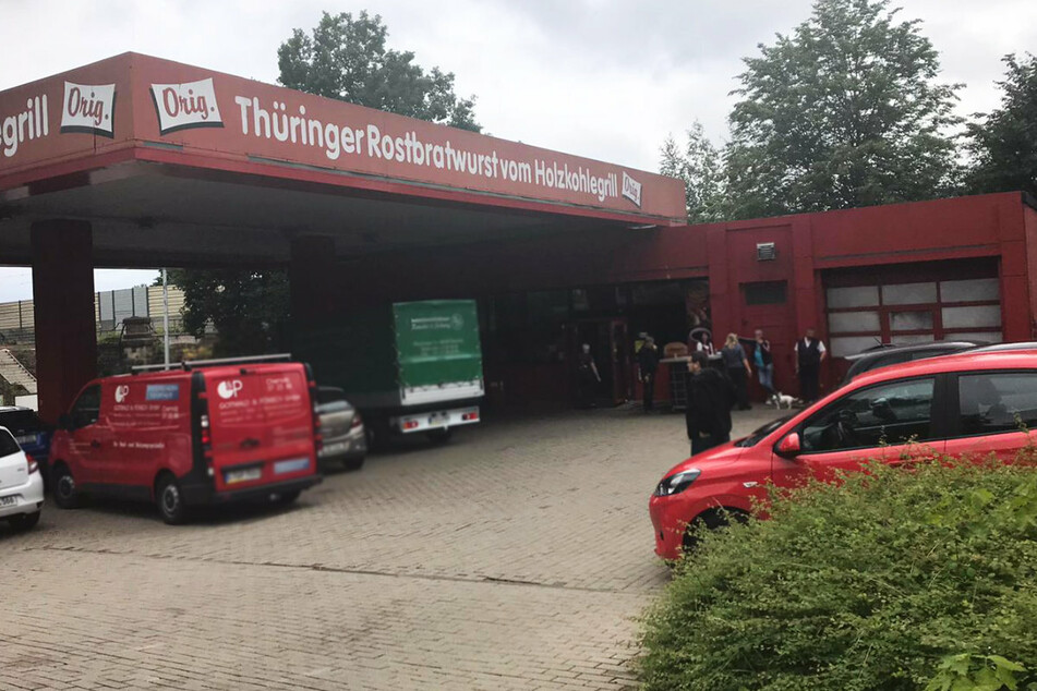 Die Flammen beschädigten eine Hecke, einen Baum und zwei Fenster der "Burgertanke" in Chemnitz.