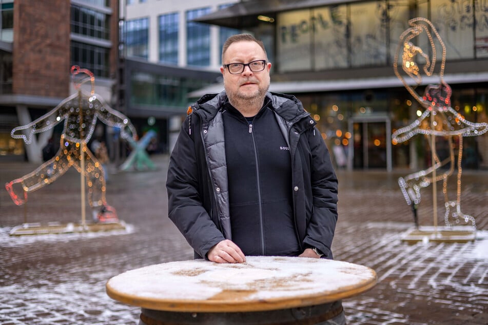 Ronny Licht (47, AfD) wartet zwischen altem Kaufhof und "Galerie Roter Turm" am heutigen Samstag mit einem "Runden Tisch für Demokratie" auf Gesprächspartner.