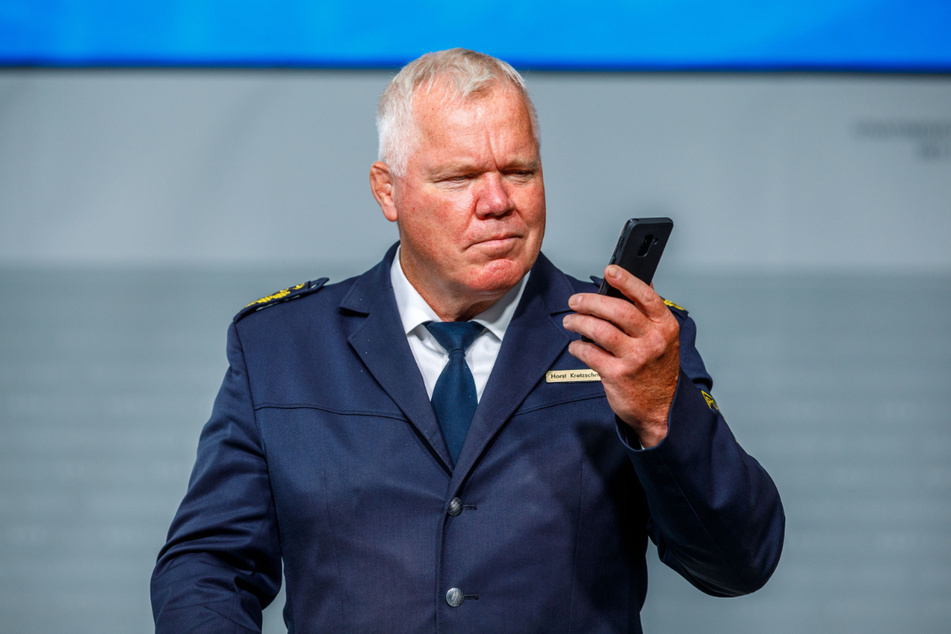 Ein letztes Diensttelefonat: Für Landespolizeipräsident Horst Kretzschmar (62) enden 44 Jahre Polizei. Heute wird er verabschiedet.