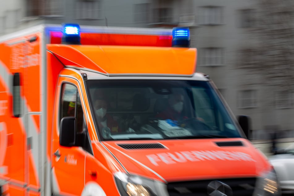 Die Einsatzkräfte der Feuerwehr konnten die Mutter (35), sowie die beiden Kinder (drei und sechs Jahre) nur noch tot aus der brennenden Wohnung bergen. (Symbolbild)