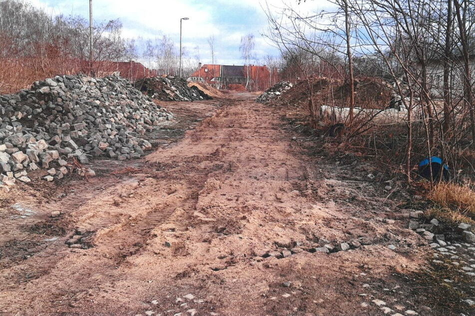Die Laubestraße sollte laut Bauleitung gar nicht "zurückgebaut" werden. Dann wurde sie geklaut.
