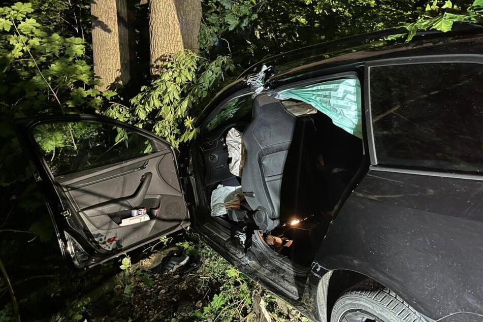 Der Skoda krachte gegen einen Baum und wurde stark zerstört.