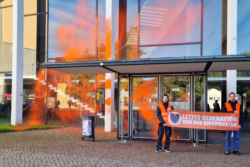 Zwei Klima-Aktivisten der "Letzten Generation" besprühten am Montag das Audimax der Universität mit oranger Farbe.