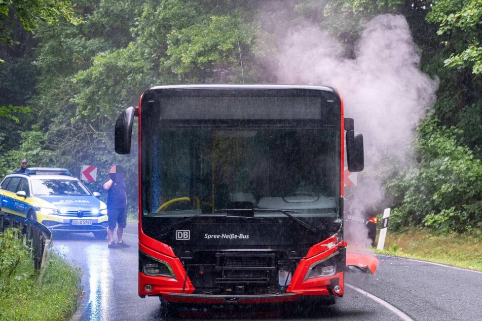 Ein Linienbus war am Vormittag im Landkreis Görlitz mit einem Auto zusammengestoßen.
