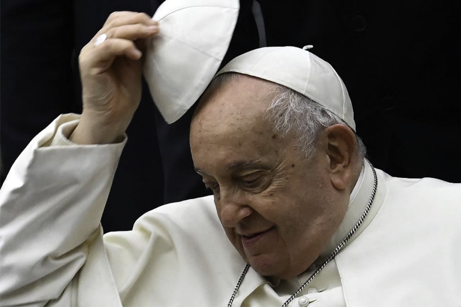 Hospitalized Pope Francis writes letter to well-wishers amid ongoing "period of trial"