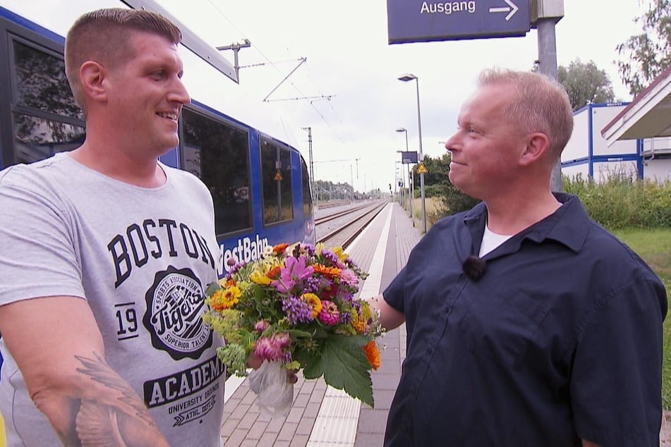 "Bauer sucht Frau"-Kandidat Heino (r.) empfängt Liebesanwärter Markus am Bahnhof.