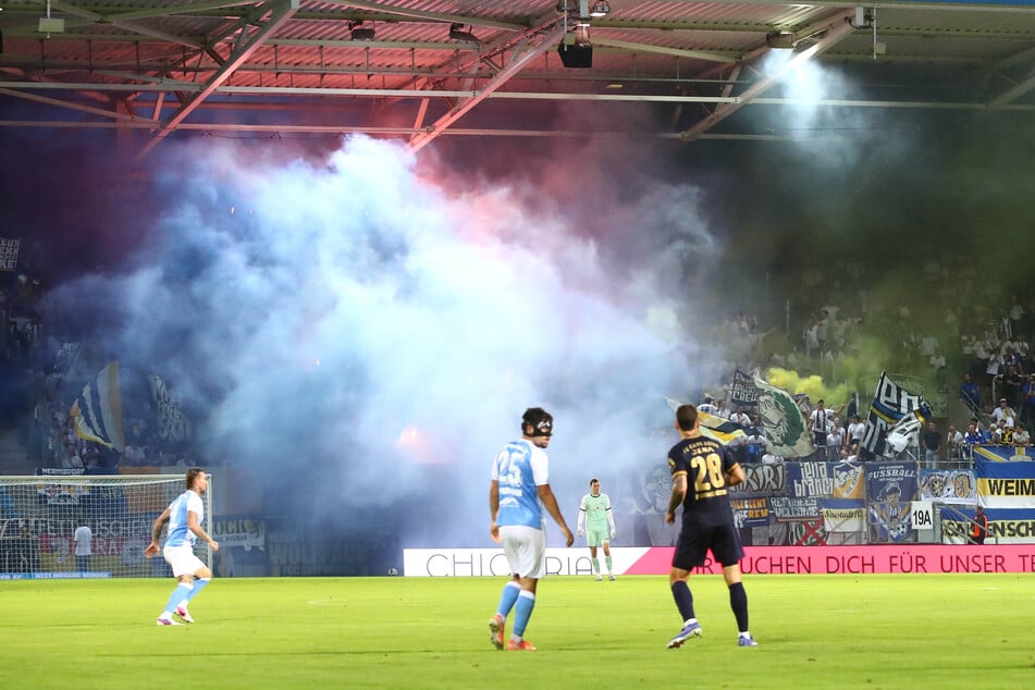 Nebel verteilte sich im Stadion.