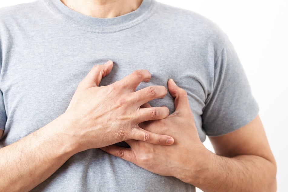 Das Broken-Heart-Syndrom weist teilweise ähnliche Symptome eines Herzinfarktes auf.