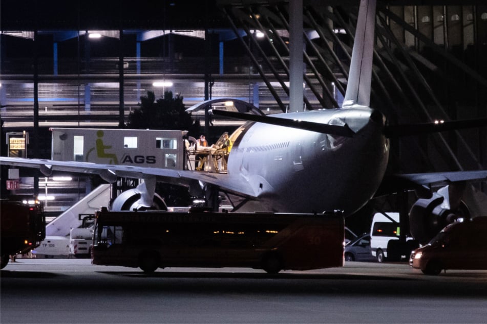Verletzte Soldaten, die aus Mali eingetroffen sind, werden am Stuttgarter Flughafen aus einem Airbus A310 der Bundeswehr transportiert.