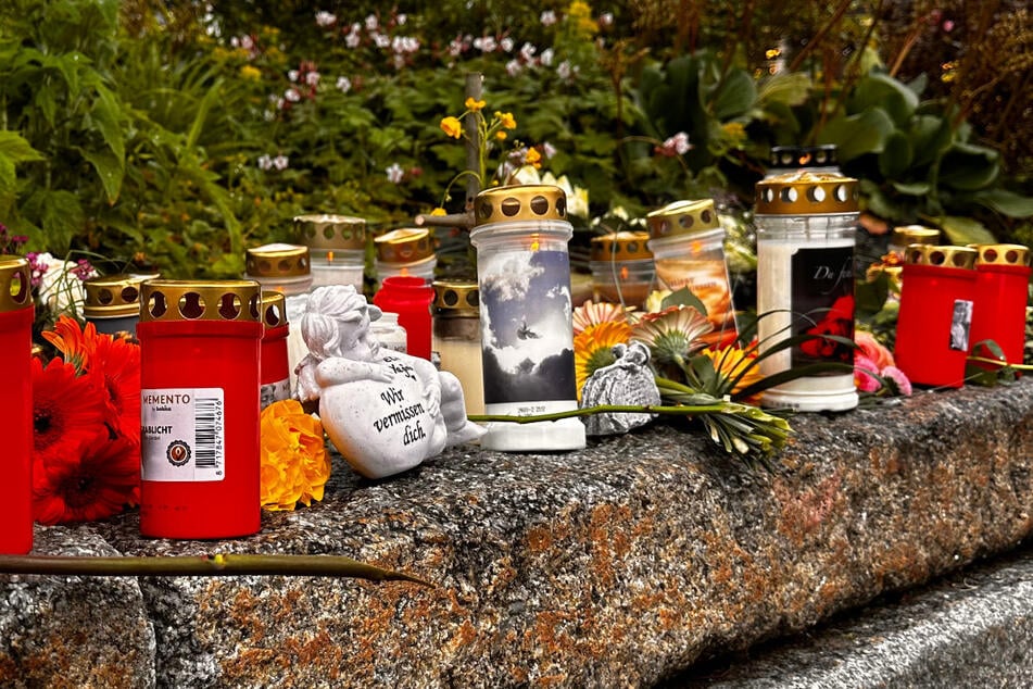 Nach dem Tod des 53 Jahre alten Obdachlosen wurden Blumen und Kerzen im Stadtzentrum von Immenstadt im Allgäu aufgestellt.