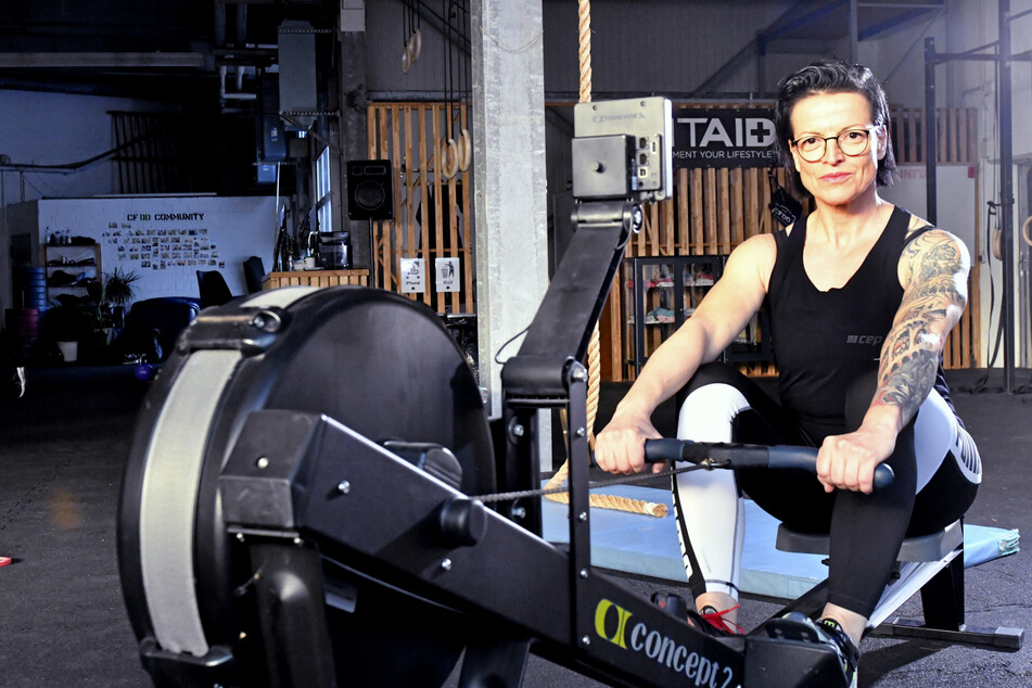 Angelika Glauer (54) trainiert an der Rudermaschine. Ihr Ziel bei der WM: alle Disziplinen in 90 Minuten absolvieren.
