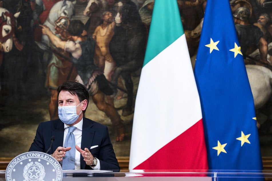 Giuseppe Conte, Premierminister von Italien spricht während einer Pressekonferenz.
