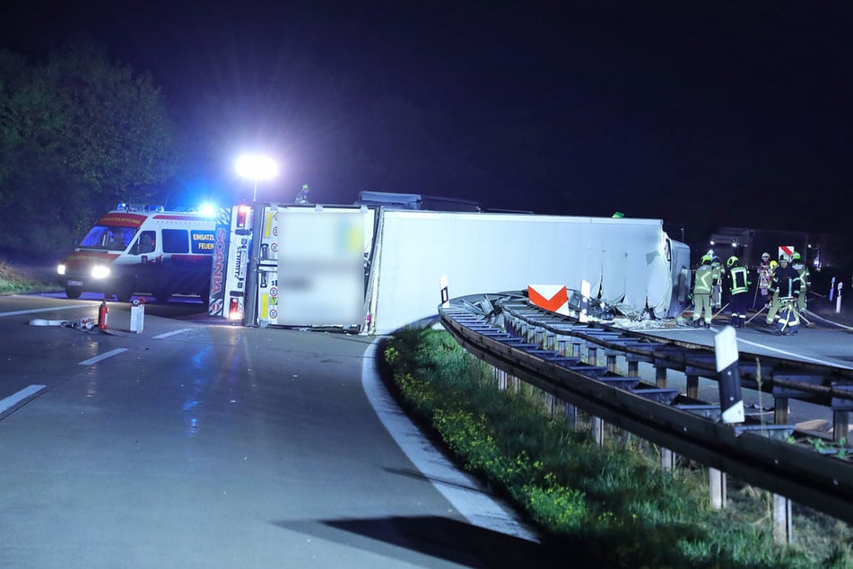 In der Nacht zum Dienstag kippte am Autobahndreieck Nossen ein Lastzug um.