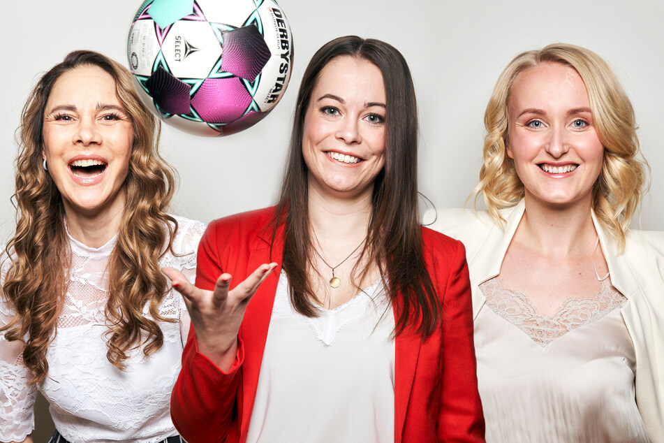 Anny Cammerer (42, v.l.n.r.), Daniela Möckel (24) und Sabrina Bramowski (33) quatschen ab sofort einmal wöchentlich im eigenen Podcast über Männerfußball. (Bildmontage)
