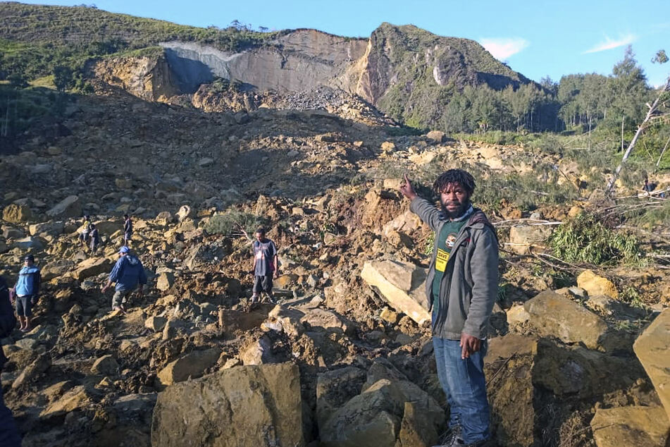 Das Dorf Yambali an einem Berghang in der Enga-Provinz wurde fast vollständig ausgelöscht, als ein Teil des Mount Mungalo am Freitag einstürzte und zahlreiche Häuser sowie die darin schlafenden Menschen begrub.