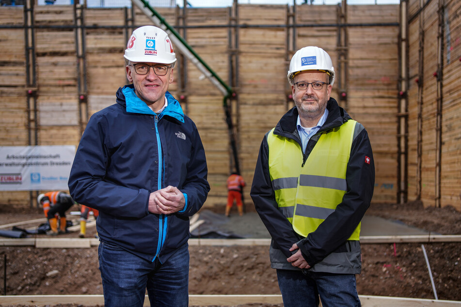 Finanzbürgermeister Peter Lames (57, SPD) und KID-Chef Axel Walther (54, r.) sind zuversichtlich, dass das neue Rathaus pünktlich fertig wird.
