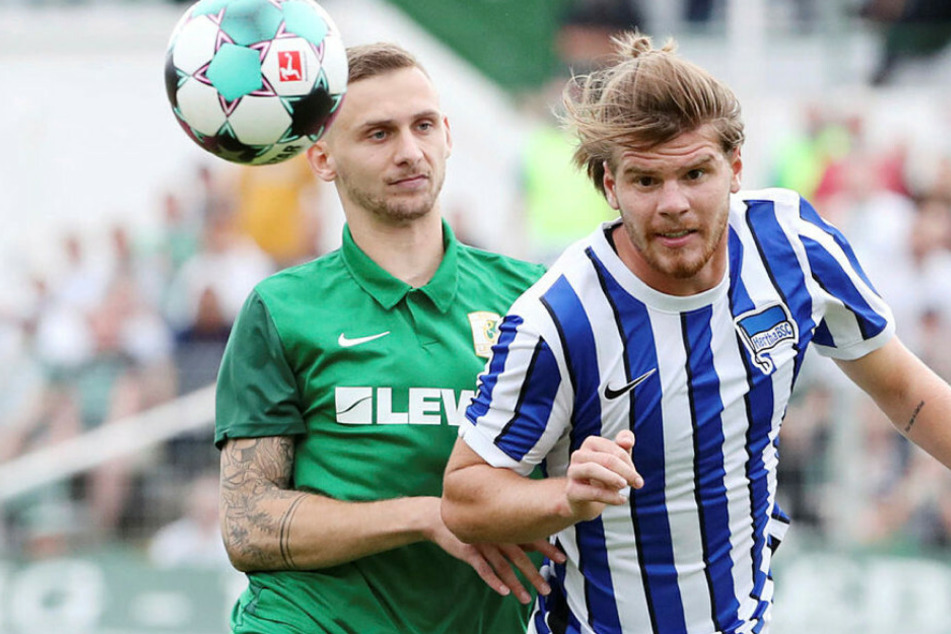 Florian Baak (21, r.) verlässt Hertha BSC.
