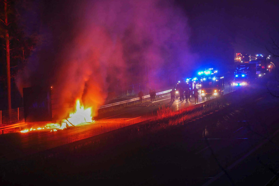 Die Feuerwehr ist in der Nacht zu Mittwoch mit einem Großaufgebot zu einem brennenden Lkw-Anhänger auf der Autobahn 15 ausgerückt.