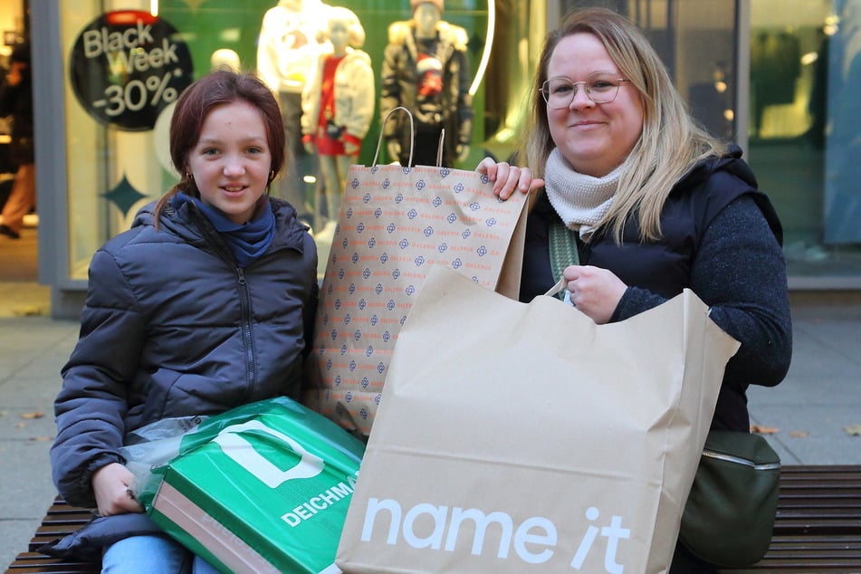 Mutter Maria (34) und Tochter Amely (10) auf großer Shopping-Tour.