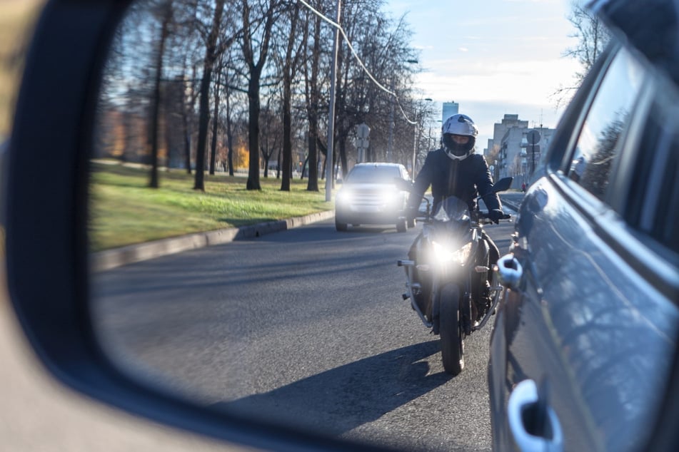 Überholmanöver geht richtig schief: Motorradfahrer schwer verletzt