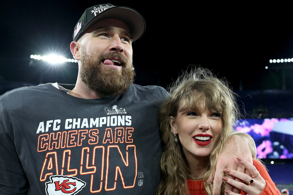Travis Kelce (l.) is reportedly planning to continue traveling with Taylor Swift for her next performances in Singapore.