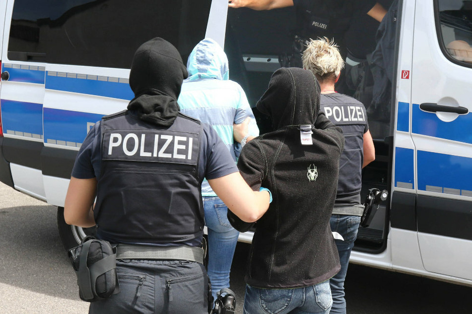 Bundespolizisten führen Personen zu einem Polizeitransporter. (Symbolbild)