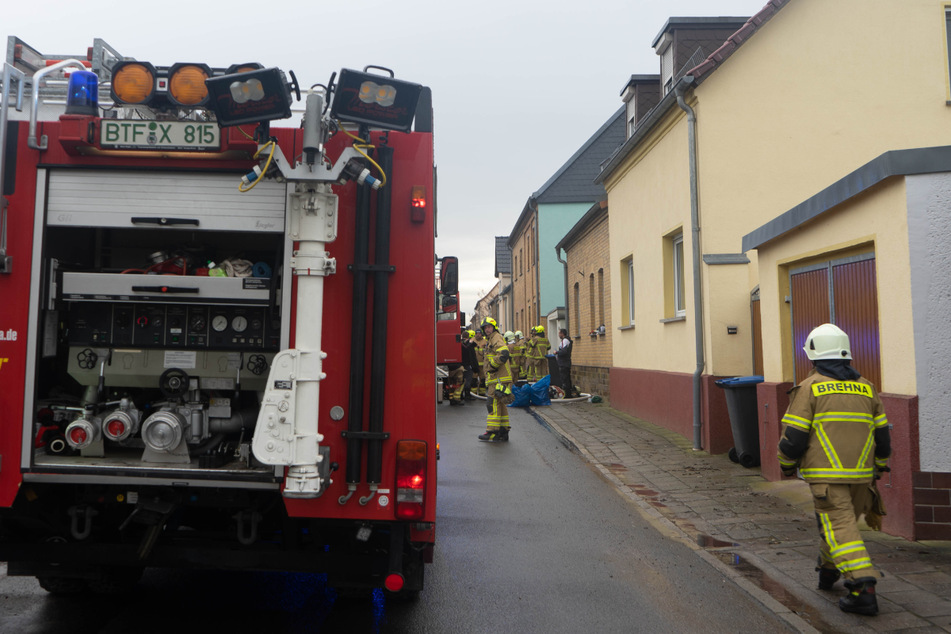 Dachstuhl steht in Flammen: Hubschrauber bringt schwerverletzte Frau in Klinik