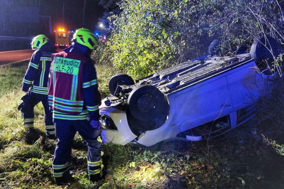 Das Auto landete nach dem Überschlag in einem Graben neben der Straße.