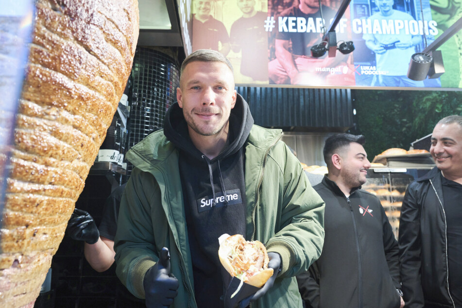 Bei der Eröffnung legt auch Lukas Podolski Hand an.