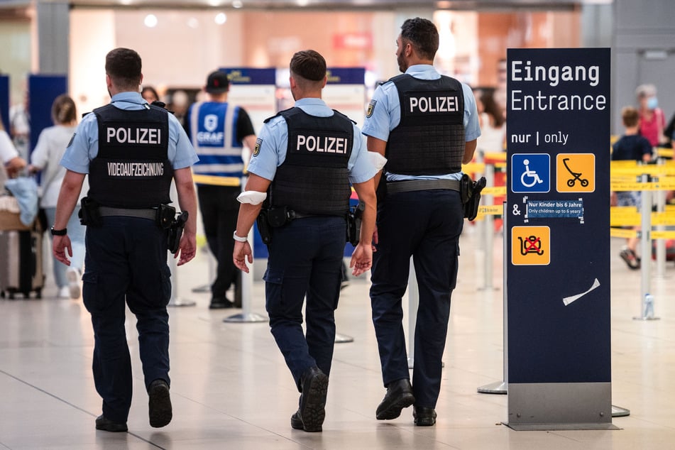 Die Bundespolizei stellte sowohl das Pfefferspray als auch das Cannabis sicher. (Archivbild)
