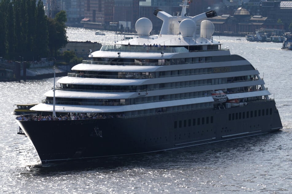 Das Luxus-Expeditionsschiff machte am Cruise Center in der Hafencity fest.