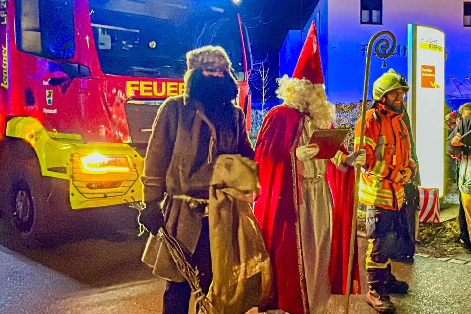 Völlig unerwartet tauchte plötzlich der Nikolaus bei den gestrandeten Passagieren auf und erhellte die Gemüter.