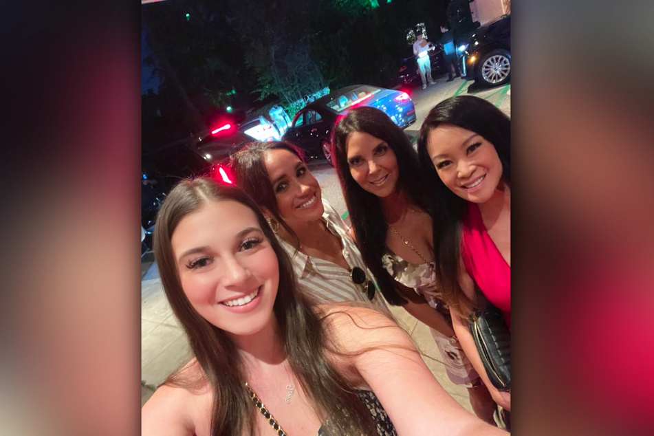 TV-Host Jen Su (r.) konnte zusammen mit Freundinnen ein Selfie mit Herzogin Meghan (42, 2. v. l.) vor dem Beverly Hills Hotel in Los Angeles ergattern.