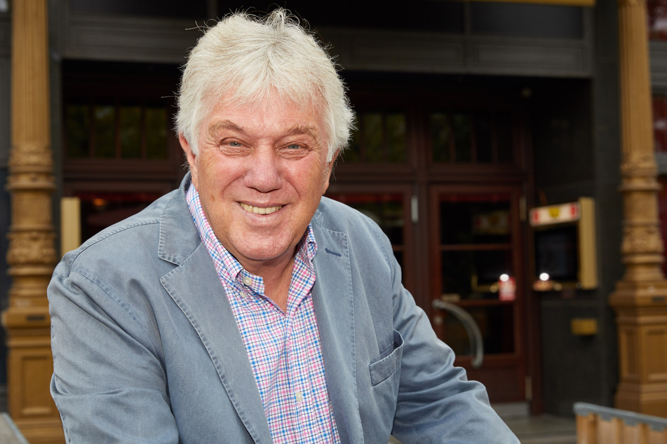 Liedermacher Rolf Zuckowski (73) vor dem Theater "Schmidts Tivoli" auf der Reeperbahn.